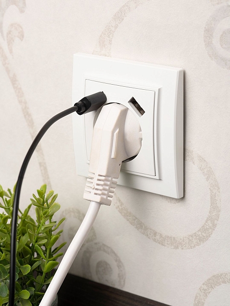 Минск Розетка 1-местная СП с/з 16А белая с защ. штор. с 2 USB 2,1А EKF