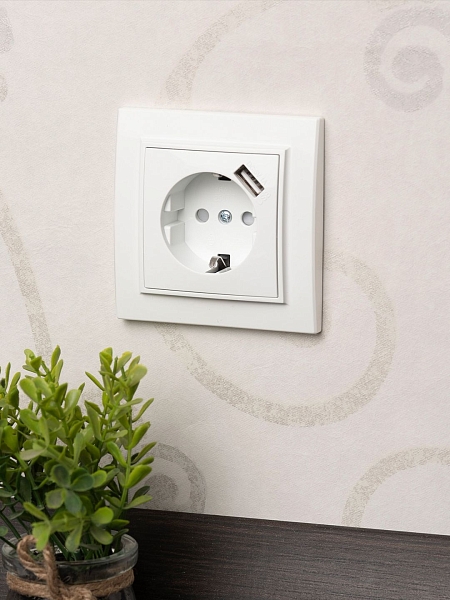 Розетка 1-местная СП с/з Минск 16А белая с защ. штор. с USB 1А EKF