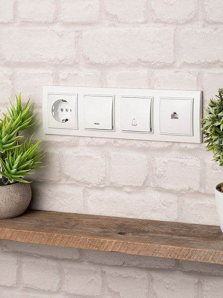 Минск Рамка 4-местная горизонтальная белая EKF